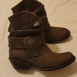 COPY - El malcreado western women’s boots with fringe details size 8